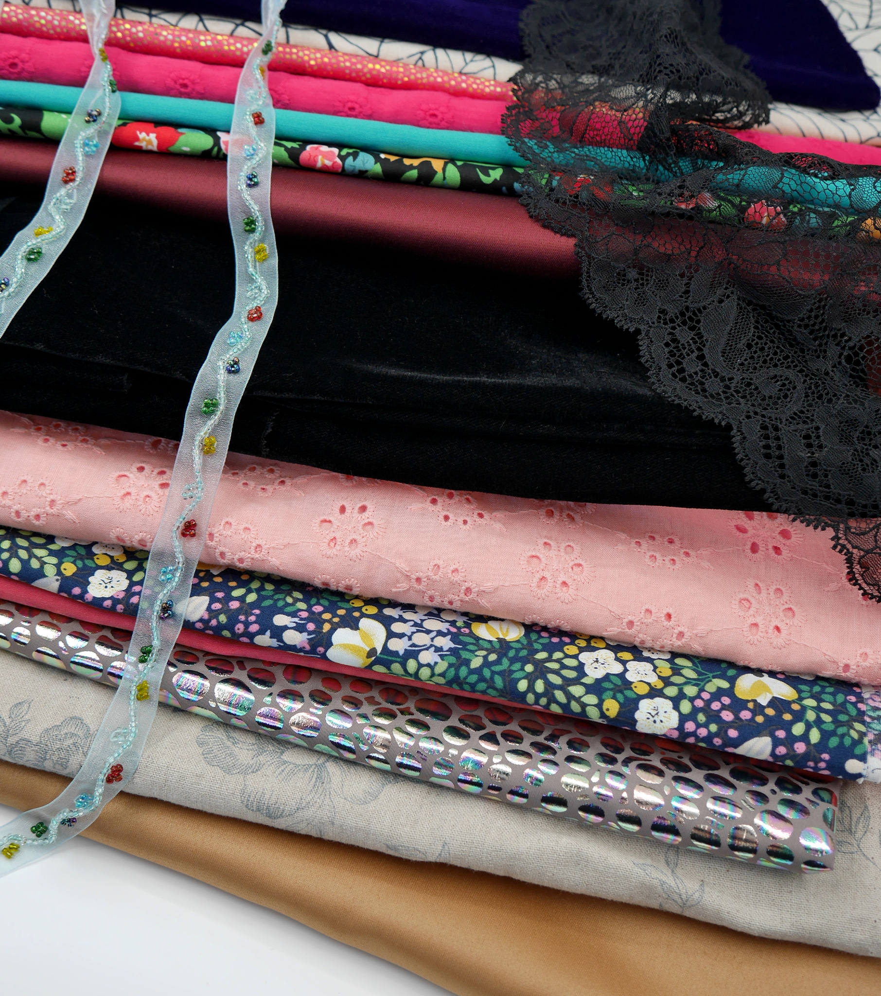 $15.00 LUCKY DIP - 7 PIECES OF FABRIC + 1 LENGTH OF TRIM